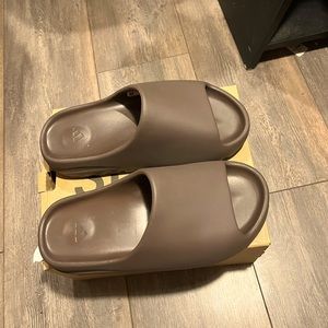 YEEZY SLIDE SOOT